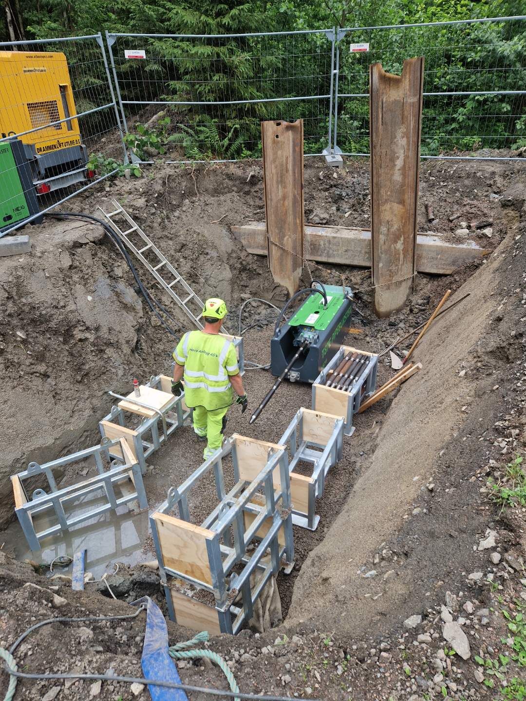 Fagarbeider i sikret arbeidsgrop med NoDig-utstyr