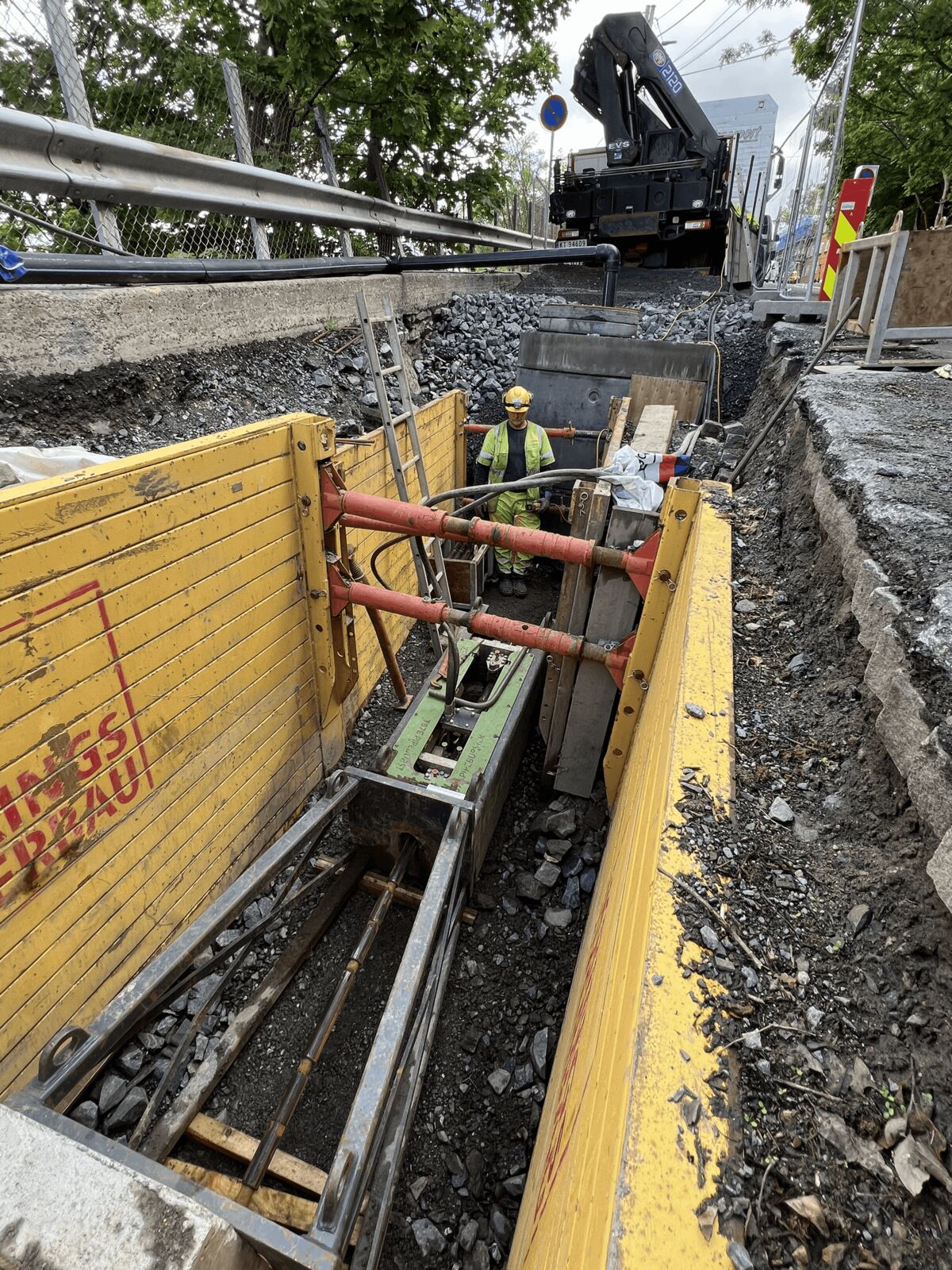 Arbeidsgrop med utblokkingsutstyr i boligområde